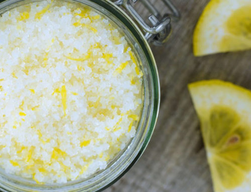 Domáca citrónová soľ jedlo dochutí a prevonia. Na stole navyše vyzerá ako dekorácia!