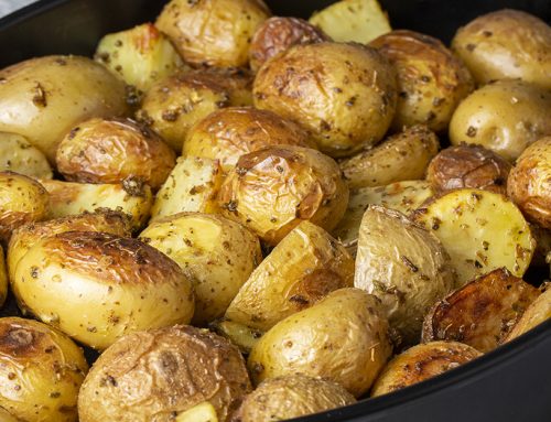 Len 2 základné suroviny a chutná večera je na stole.  Jednoduché, nenáročné pečené zemiaky s cesnakom a rozmarínom, na ktorých si pochutíte!