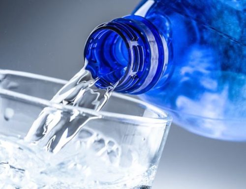 Voda v plastovej fľaši a voda v sklenenej fľaši: je medzi nimi rozdiel? TOTO ste určite nevedeli!
